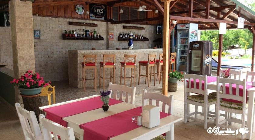 نمای کلی بار فضای باز هتل